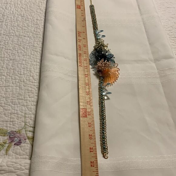 Plunder necklace with ribbon/chain intertwined and large detail flowers - Picture 4 of 9